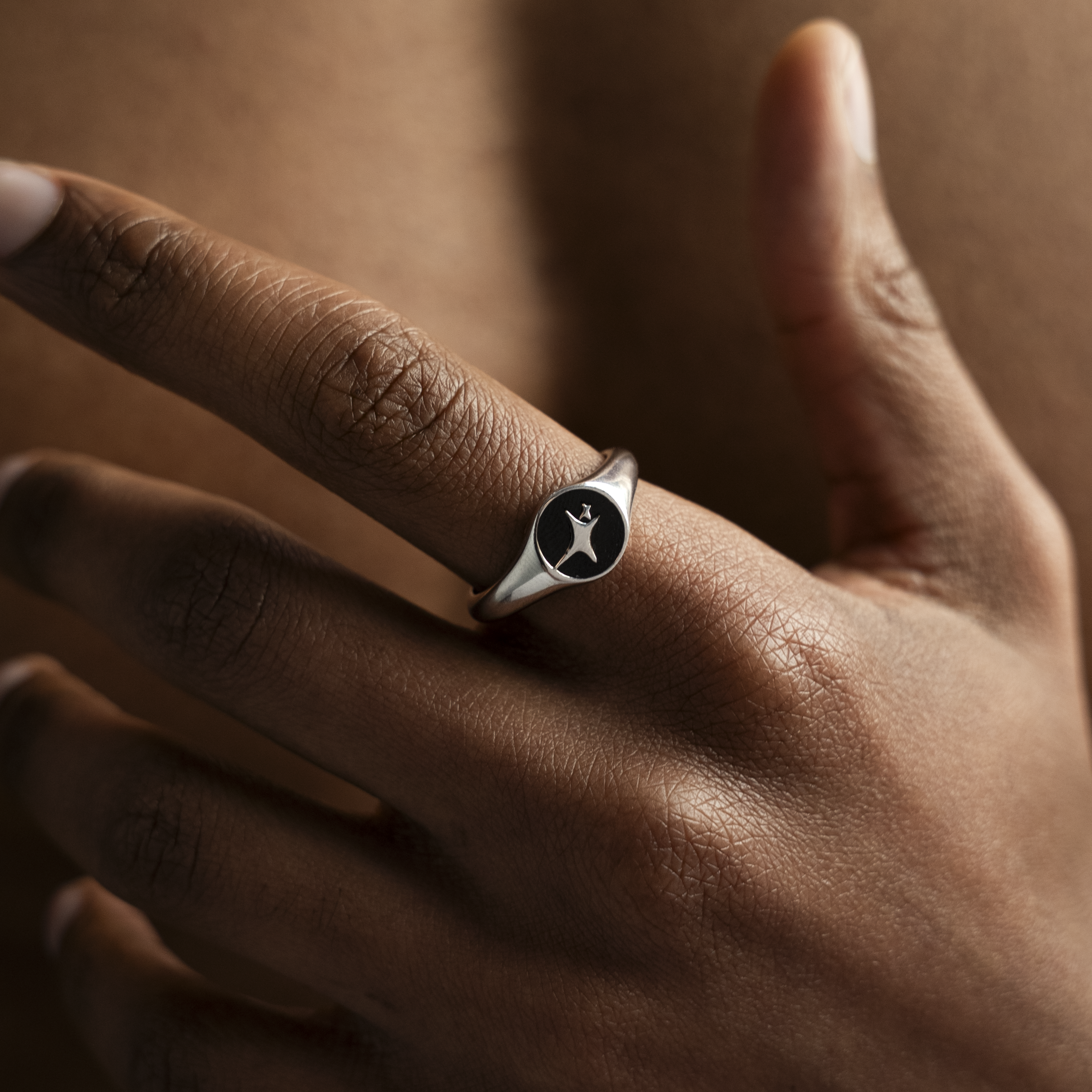 Signature Round signet ring argentée